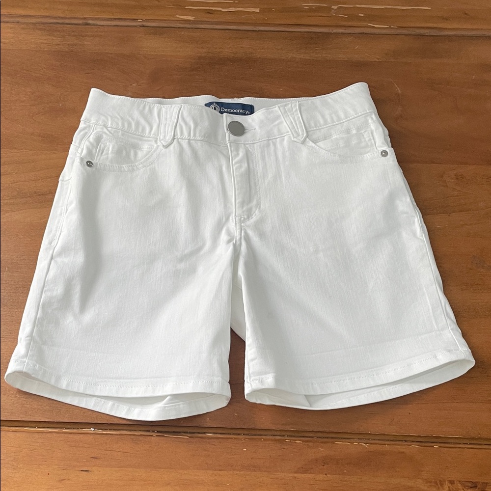 Democracy NWOT Absolution Jean Shorts Mid-Length Casual Size 6